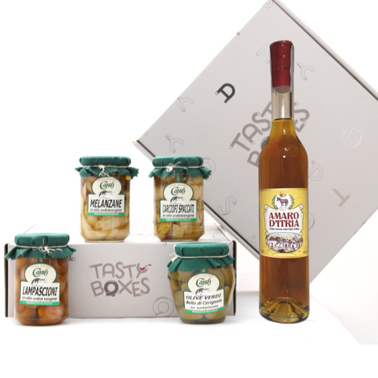 Box che contiene lampascioni, melanzane, carciofi in olio extravergine di oliva, olive di Cerignola e il nuovo Amaro D'Itria